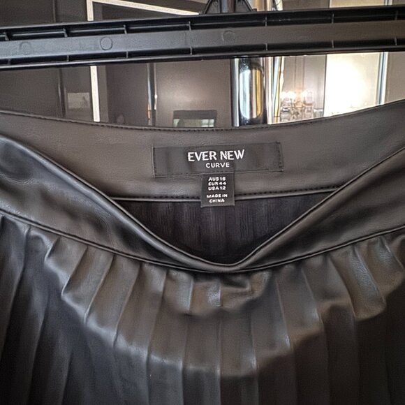 Ever New Curve Black Harmony Curve Vegan Pleated Skirt - Picture 2 of 4